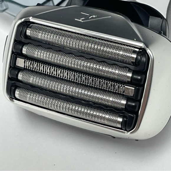 Panasonic Eletric shaver with case - Picture 11 of 14